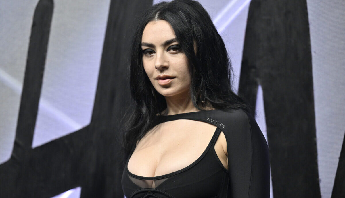 Η Charli XCX σε συζητήσεις για τη συμμετοχή της στη νέα ταινία της Γκρέτα Γκέργουιγκ «Narnia»