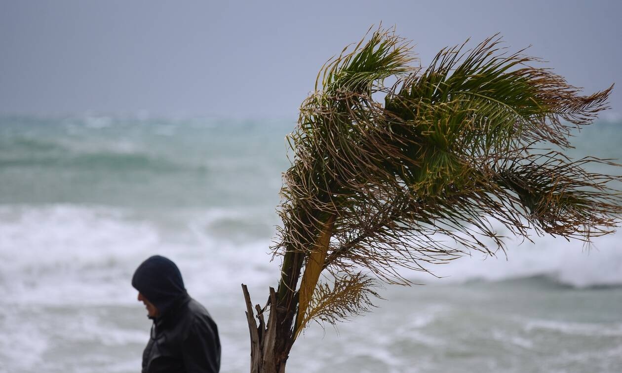 Ηράκλειο: Σφοδροί νοτιάδες εκτόξευσαν πινακίδα και τραυμάτισαν γυναίκα – Χειρουργείο για τη γυναίκα!