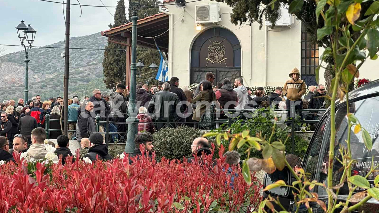 Βόλος: Ανείπωτη θλίψηστην κηδεία του νιόπαντρου ζευγαριού που σκοτώθηκε σε τροχαίο (Φωτογραφίες)