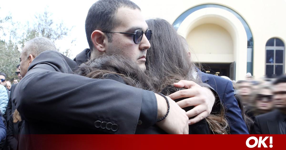 Η σφιχτή αγκαλιά του Χρήστου Κούγια στη μητέρα του, Εύη Βατίδου και στην αδερφή του, Μάιρα